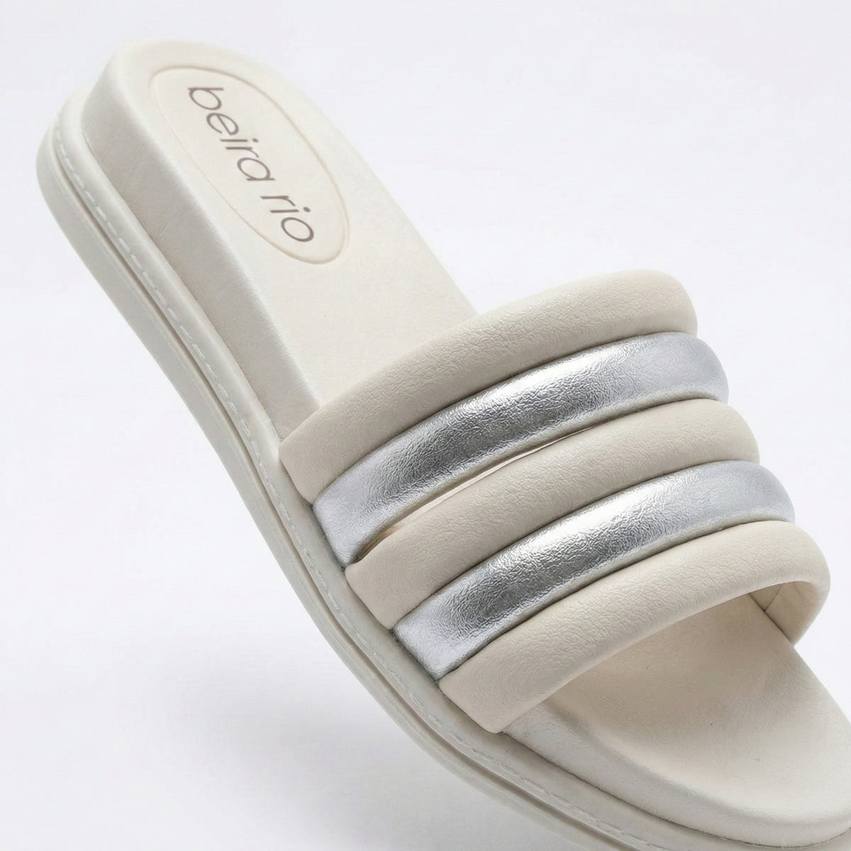 detalhe-tira-prata-metalizada-tamanco-feminino