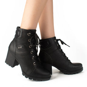 mulher-usando-bota-coturno-dakota-estilo-rocker-00