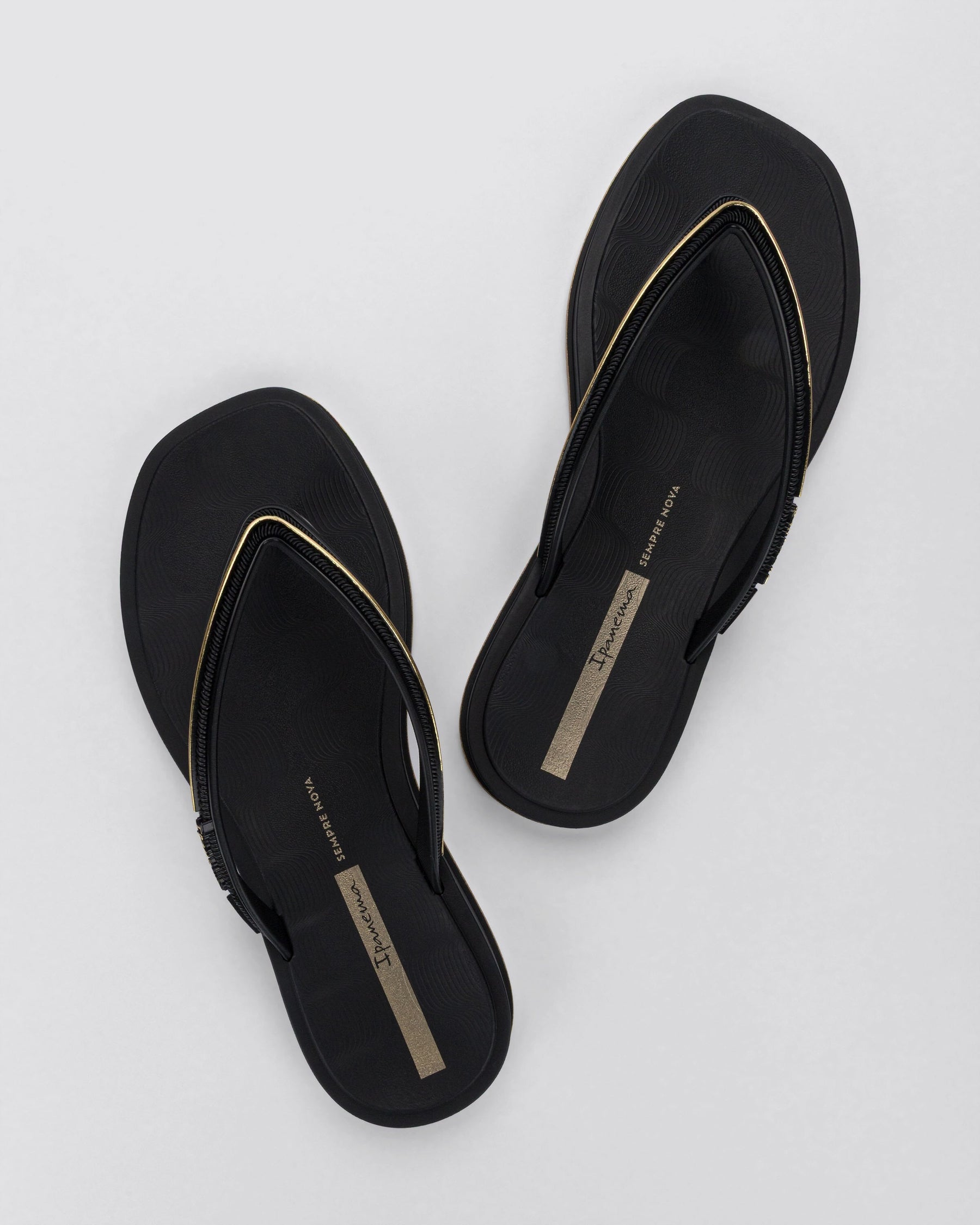 Chinelo Ipanema Feminino 27398 Preto Dourado Clássico Liso
