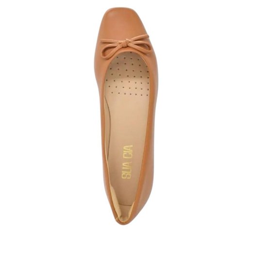 mulher-caminhando-sapatilha-confortavel-nude-00