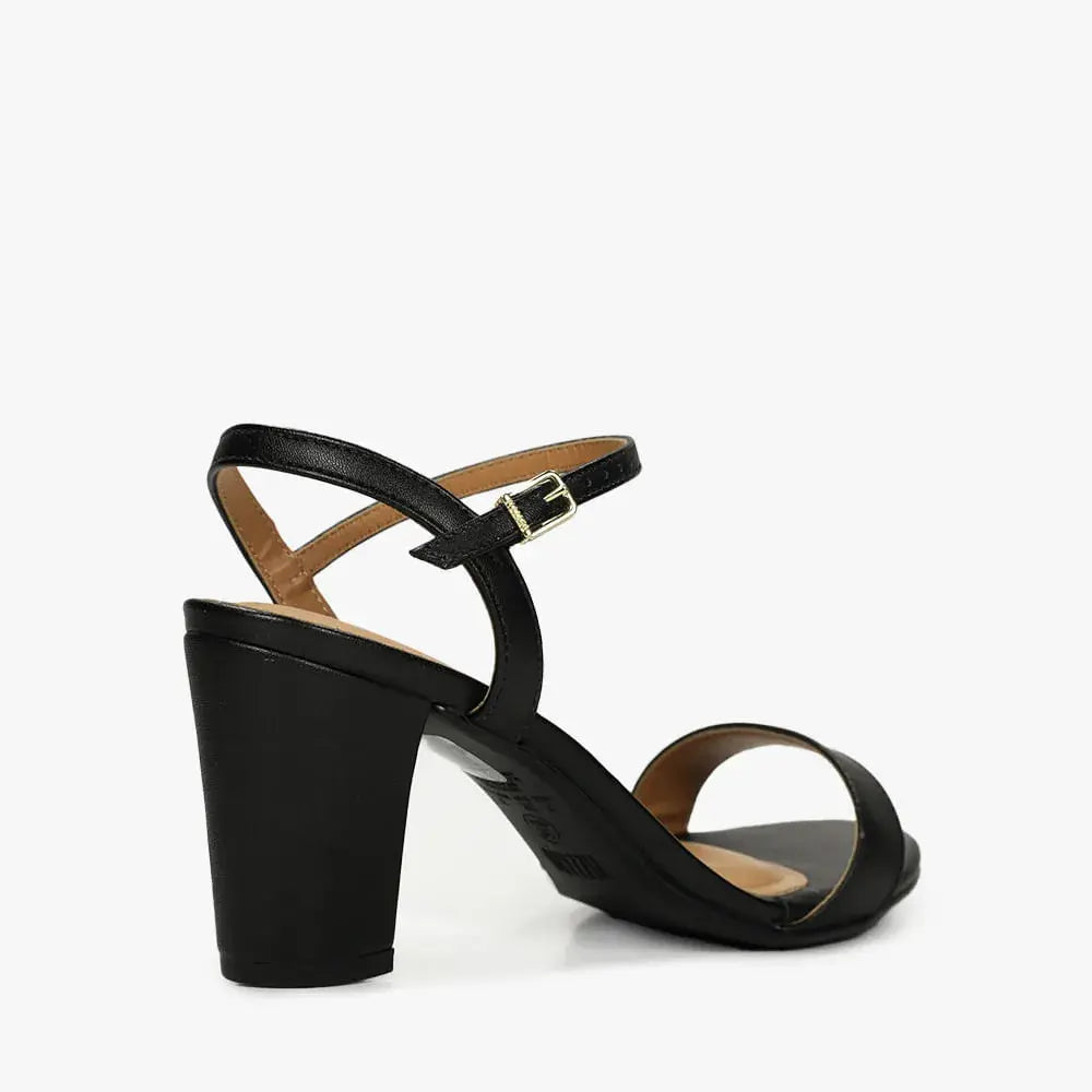 mulher-usando-sandalia-salto-grosso-vizzano-conforto-00