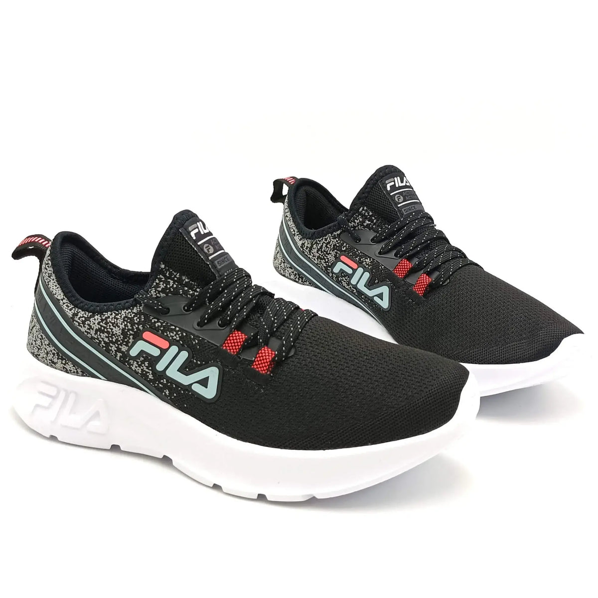 mulher-usando-tenis-fila-stay-preto-academia-00