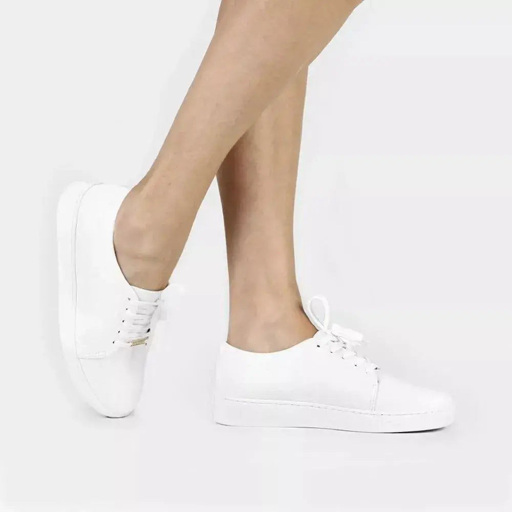 mulher-usando-tenis-branco-vizzano-casual-trabalho-00